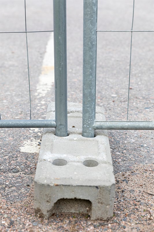 Die richtige Bauzaun-Befestigung für maximale Stabilität